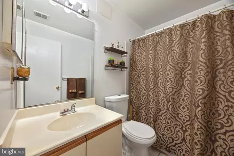 Bath - 14106 William St #19-B, Laurel, MD 20707 photo 1 of 2