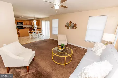 Living - 13400 Oaklands Manor Dr, Laurel, MD 20708 photo 3 of 4