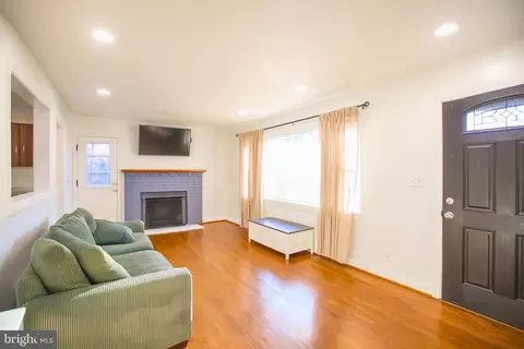 Living - 9200 Pine View Ln, Clinton, MD 20735 photo 3 of 5