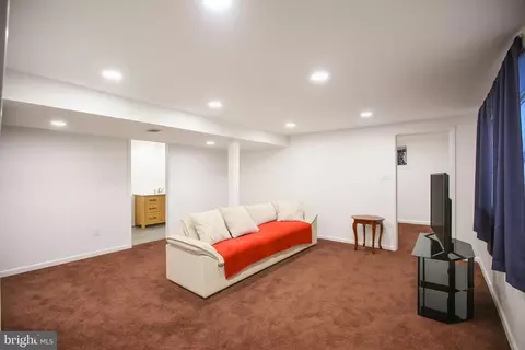 Living - 9200 Pine View Ln, Clinton, MD 20735 photo 4 of 5