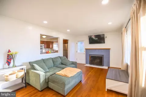 Living - 9200 Pine View Ln, Clinton, MD 20735 photo 2 of 5