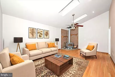 Living - 1404 Partridge Ln, Bowie, MD 20721 photo 8 of 12