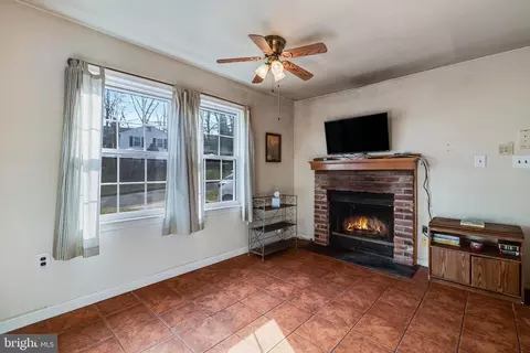 Living - 7118 Lory Ln, Lanham, MD 20706 photo 6 of 8