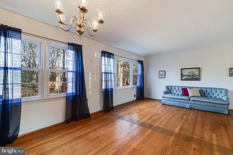 Living - 7118 Lory Ln, Lanham, MD 20706 photo 4 of 8