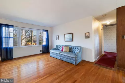 Living - 7118 Lory Ln, Lanham, MD 20706 photo 3 of 8