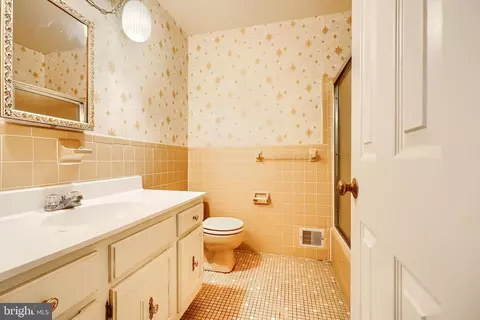 Bath - 3604 Earlston Ct, Bowie, MD 20721 photo 6 of 9