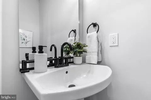 Entry Way - 4917 Devitt Pl, Oxon Hill, MD 20745 photo 8 of 10