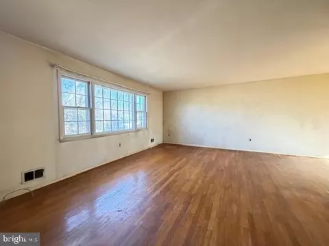 Living - 8909 Keewatin Rd, Lanham, MD 20706 photo 2 of 4