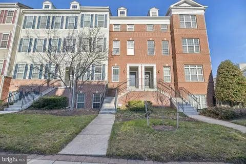 5564 Capital Gateway Dr #385, Suitland, MD 20746