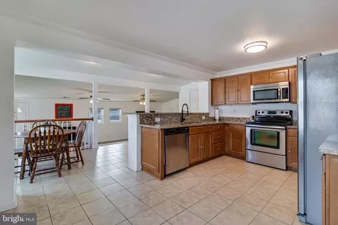 Kitchen - 6905 E Clinton St, Clinton, MD 20735 photo 4 of 6