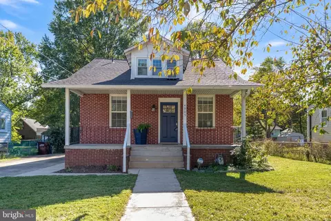 4905 Sheridan St, Riverdale, MD 20737
