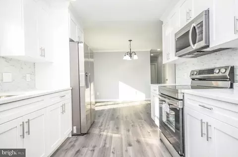 Entry Way - 9104 Sheridan Ct, Lanham, MD 20706 photo 6 of 7