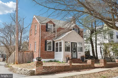3800 35th St, Mount Rainier, MD 20712