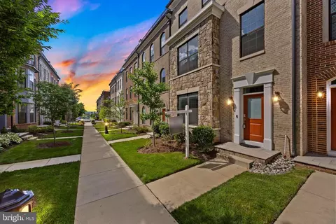 521 Triggerfish Dr, Oxon Hill, MD 20745