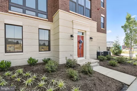 516 Harborview Dr, Oxon Hill, MD 20745