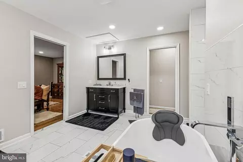 Bath - 3205 Benjamin Ct, Clinton, MD 20735 photo 3 of 5