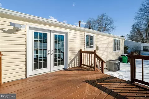 12705 Windbrook Dr, Clinton, MD 20735 photo 2