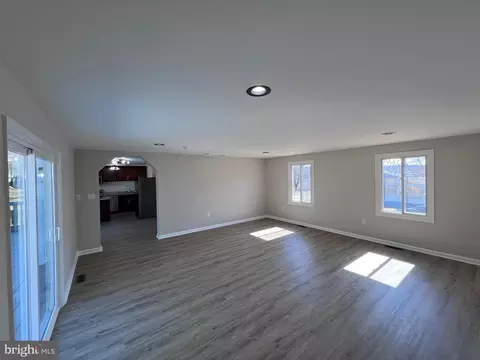 Living - 3608 Kidder Rd, Clinton, MD 20735 photo 9 of 15