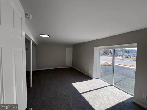 Living - 3608 Kidder Rd, Clinton, MD 20735 photo 11 of 15