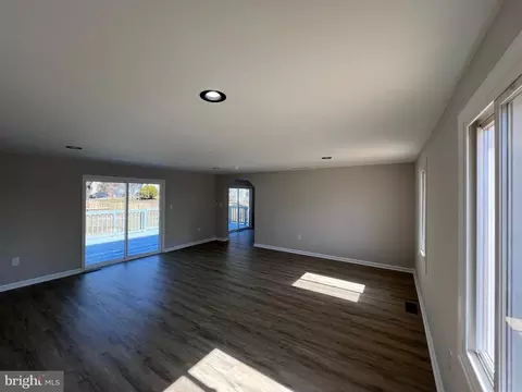 Living - 3608 Kidder Rd, Clinton, MD 20735 photo 8 of 15
