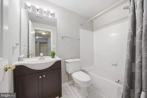 Bath - 15420 Kennett Square Way, Brandywine, MD 20613 photo 3 of 3