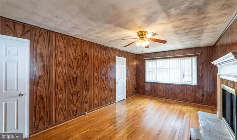 Living - 7021 96th Pl, Lanham, MD 20706 photo 6 of 11