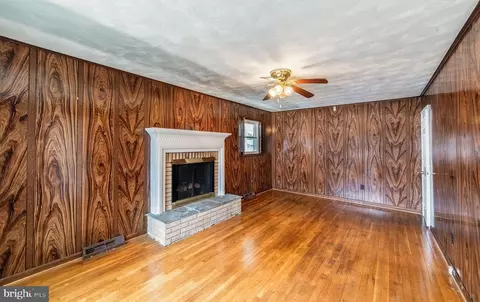 Living - 7021 96th Pl, Lanham, MD 20706 photo 10 of 11