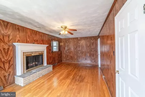 Living - 7021 96th Pl, Lanham, MD 20706 photo 8 of 11