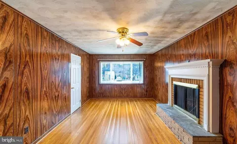 Living - 7021 96th Pl, Lanham, MD 20706 photo 7 of 11
