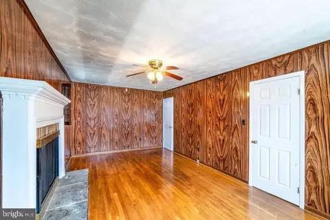 Living - 7021 96th Pl, Lanham, MD 20706 photo 9 of 11