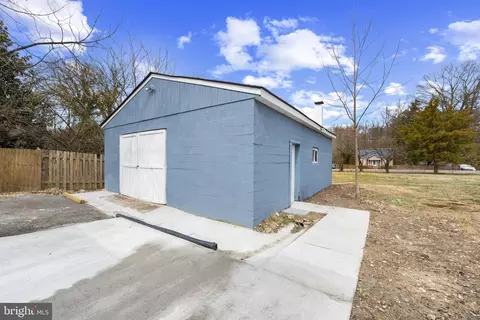 Exterior - 4104 Maple Rd, Suitland, MD 20746 photo 5 of 6