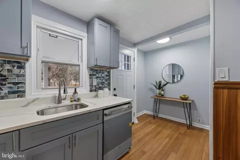 Entry Way - 4104 Maple Rd, Suitland, MD 20746 photo 4 of 6
