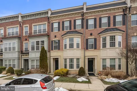 807 Admirals Way #317, Oxon Hill, MD 20745