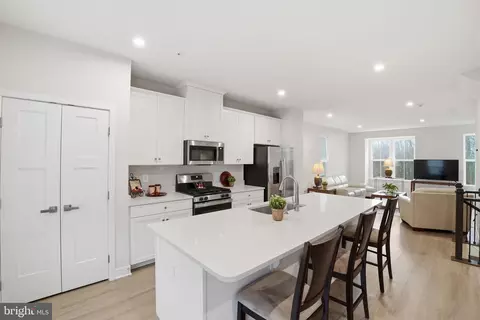 8437 Hamlin St, Lanham, MD 20706