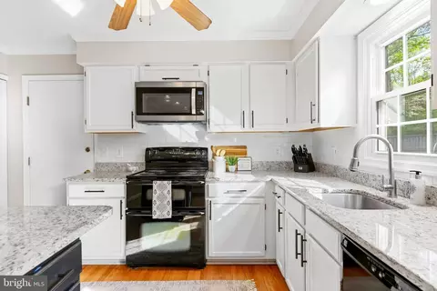 Kitchen - 15303 Pine Tree Way, Bowie, MD 20721 photo 4 of 7