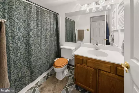 Bath - 15702 Appleton Ct, Bowie, MD 20716 photo 2 of 4