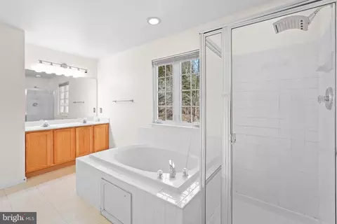 Bath - 9602 Stuart Ln, Clinton, MD 20735 photo 4 of 5