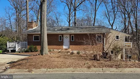 8 Lakeside Dr, Greenbelt, MD 20770