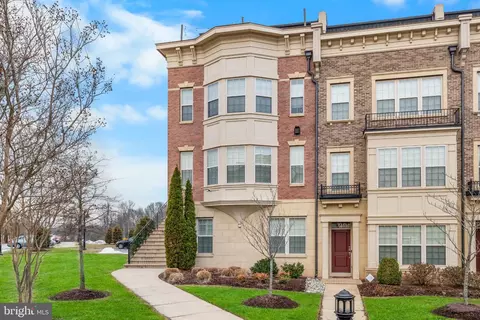 726 River Mist Dr #221, Oxon Hill, MD 20745