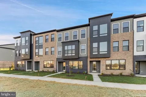 125 Summit Point Blvd #13-J, Bowie, MD 20716