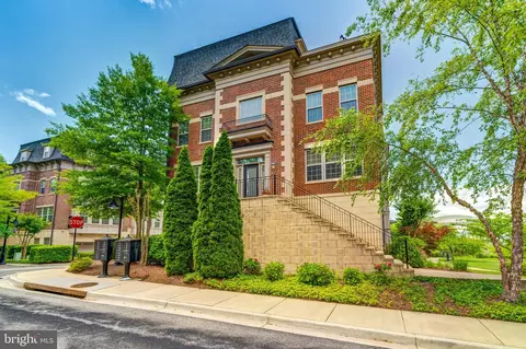 510 Overlook Park Dr #32, Oxon Hill, MD 20745