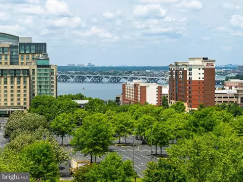 510 Overlook Park Dr #32, Oxon Hill, MD 20745