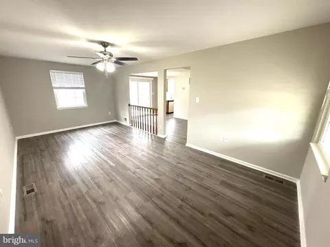 Living - 7604 Fox Hunt Ct, Clinton, MD 20735 photo 2 of 5