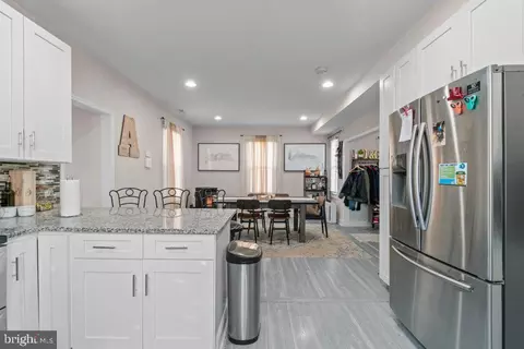 Entry Way - 324 Laurel Ave, Laurel, MD 20707 photo 10 of 15