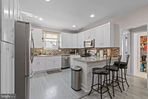 Entry Way - 324 Laurel Ave, Laurel, MD 20707 photo 12 of 15