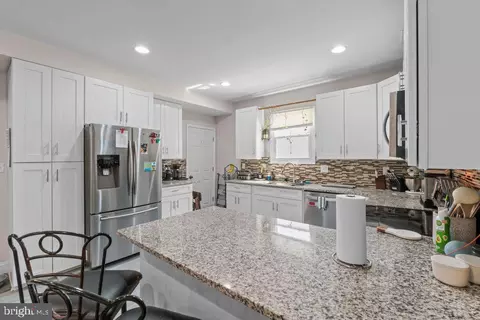 Entry Way - 324 Laurel Ave, Laurel, MD 20707 photo 8 of 15
