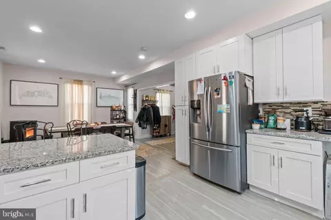 Entry Way - 324 Laurel Ave, Laurel, MD 20707 photo 11 of 15