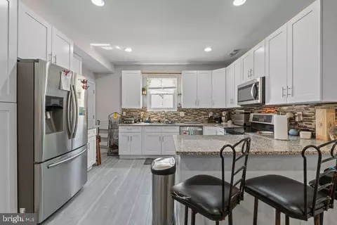 Entry Way - 324 Laurel Ave, Laurel, MD 20707 photo 7 of 15