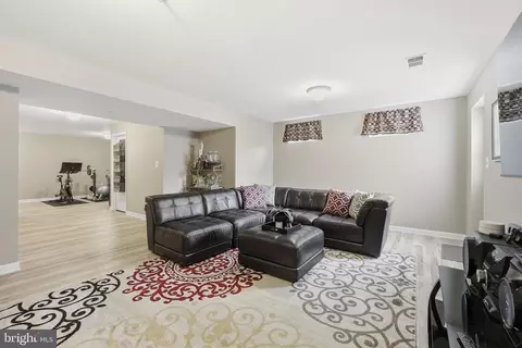 Entry Way - 6900 Lenape Ct, Brandywine, MD 20613 photo 6 of 8