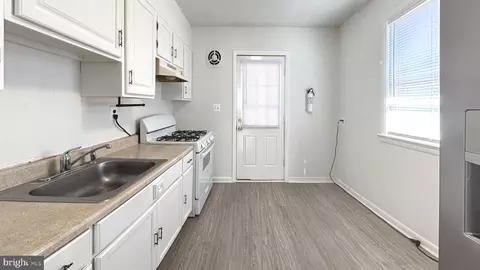 Entry Way - 9906 Lanham Severn Rd, Lanham, MD 20706 photo 2 of 8